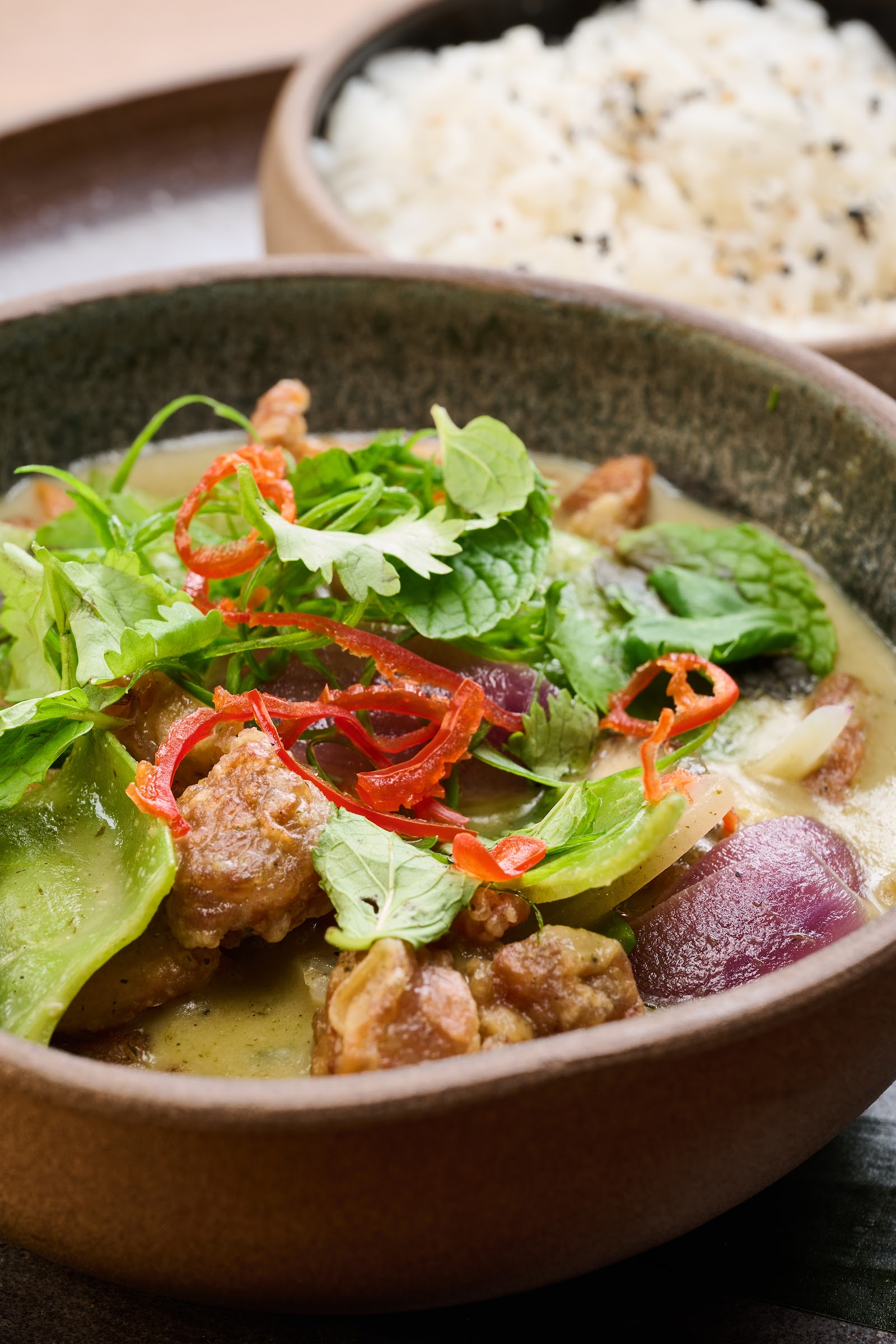 Curry verde com ervas frescas e pimenta, servido com arroz